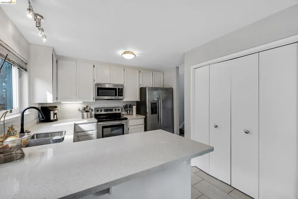 407 Vista Heights Rd El Cerrito, CA 94530