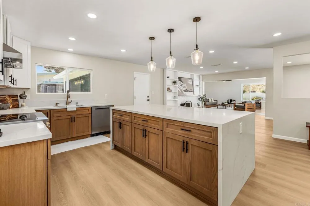 9415 La Suvida Drive La Mesa, CA 91942