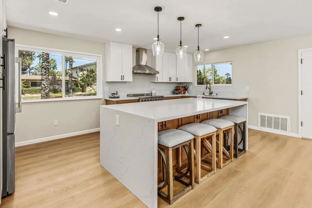 9415 La Suvida Drive La Mesa, CA 91942
