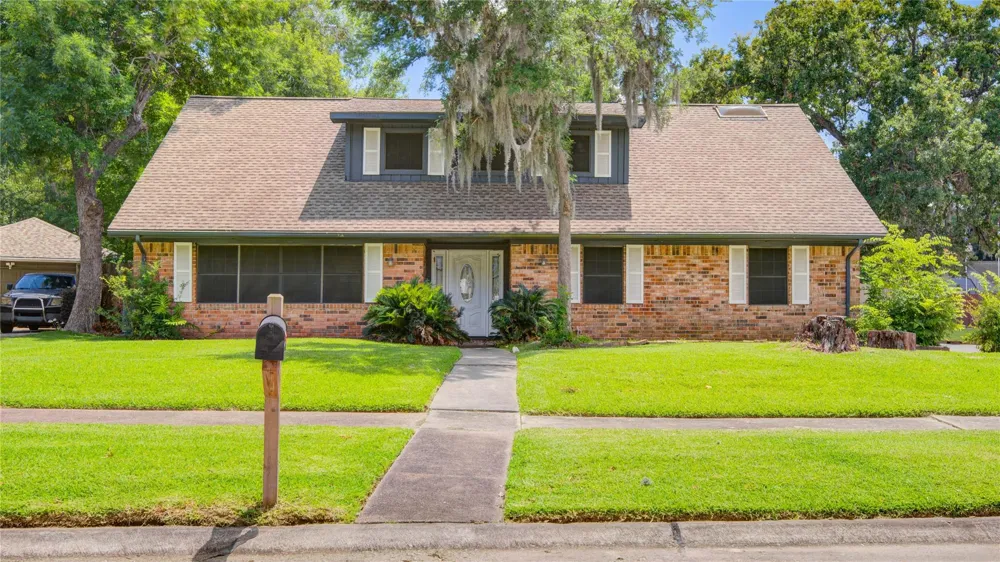 15702 Wandering Trail Friendswood, TX 77546