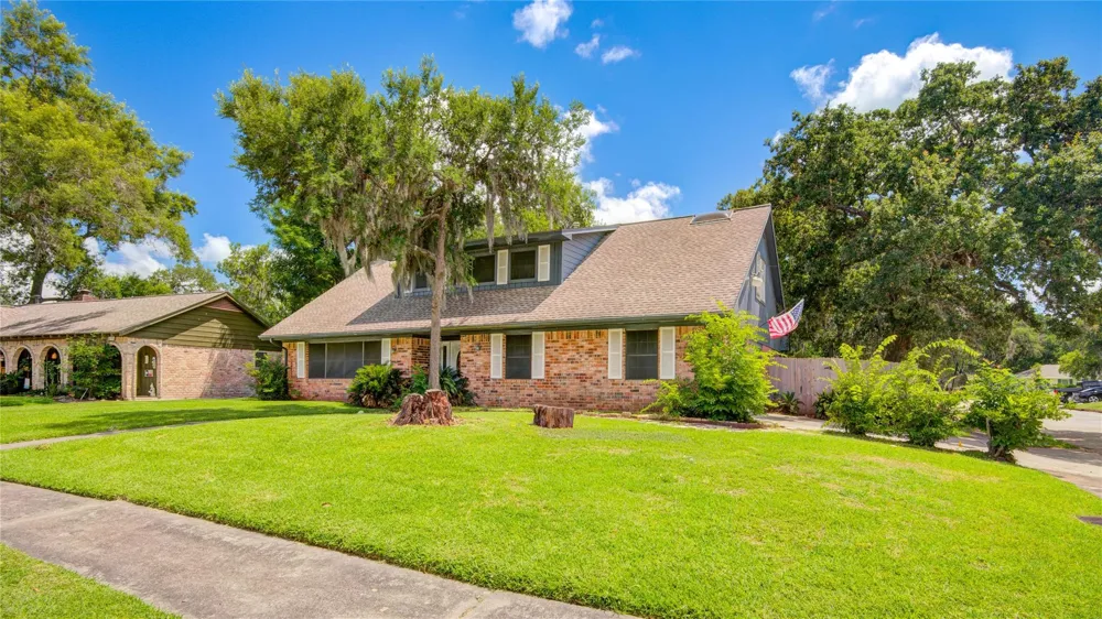 15702 Wandering Trail Friendswood, TX 77546