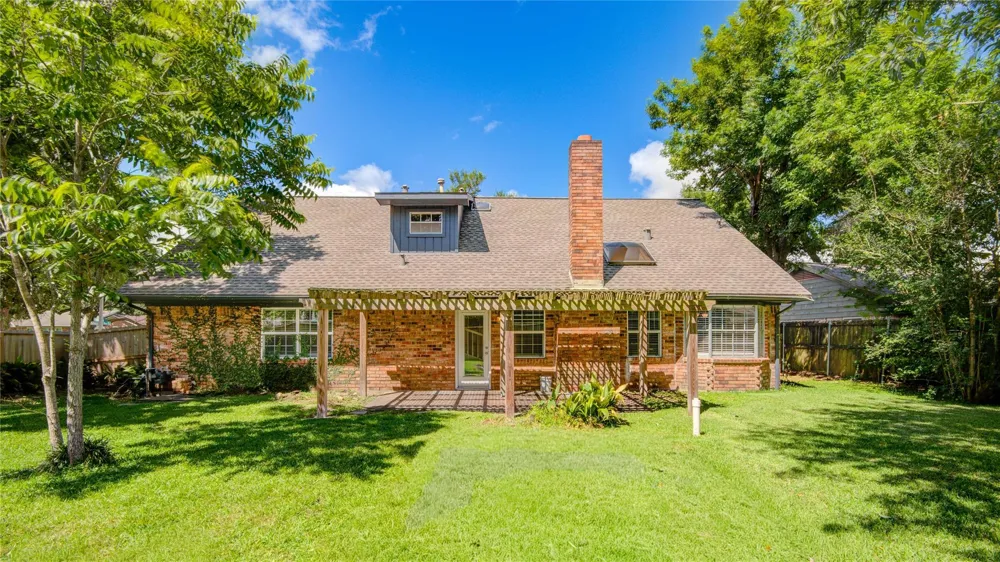 15702 Wandering Trail Friendswood, TX 77546