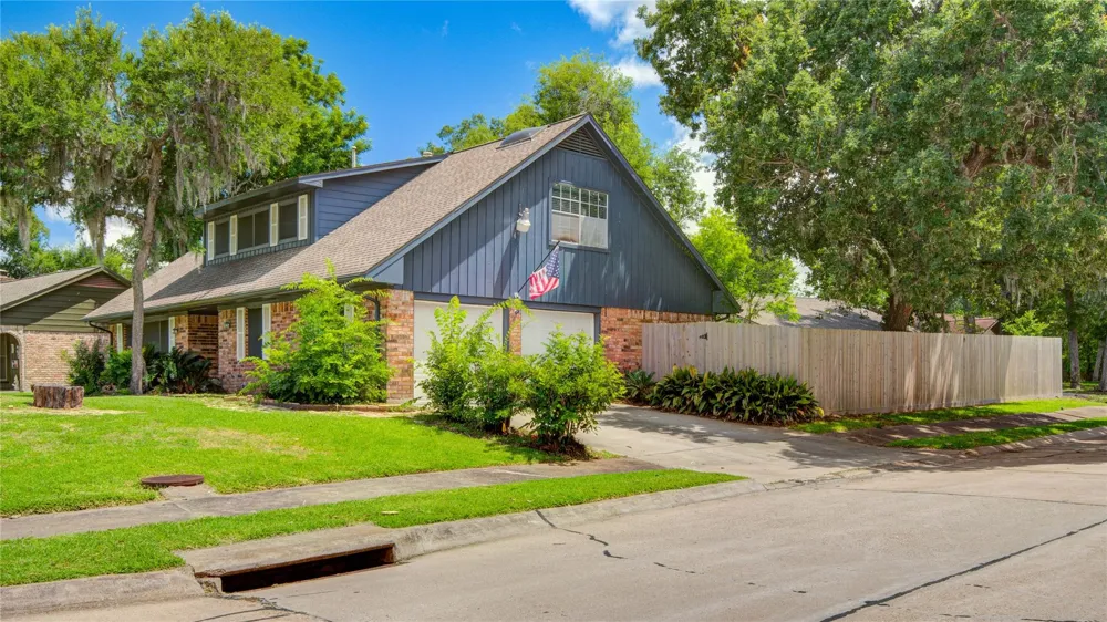 15702 Wandering Trail Friendswood, TX 77546