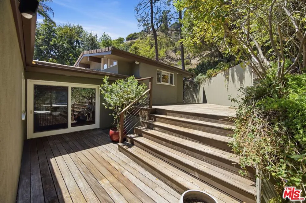 2065 Outpost Drive Los Angeles, CA 90068