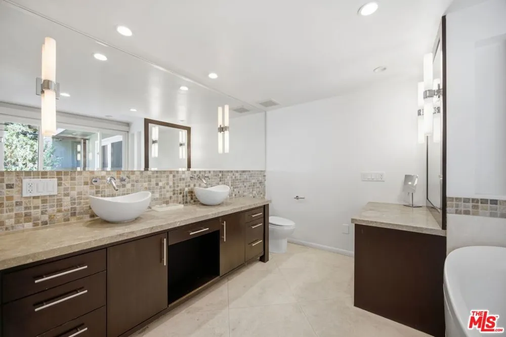 2065 Outpost Drive Los Angeles, CA 90068
