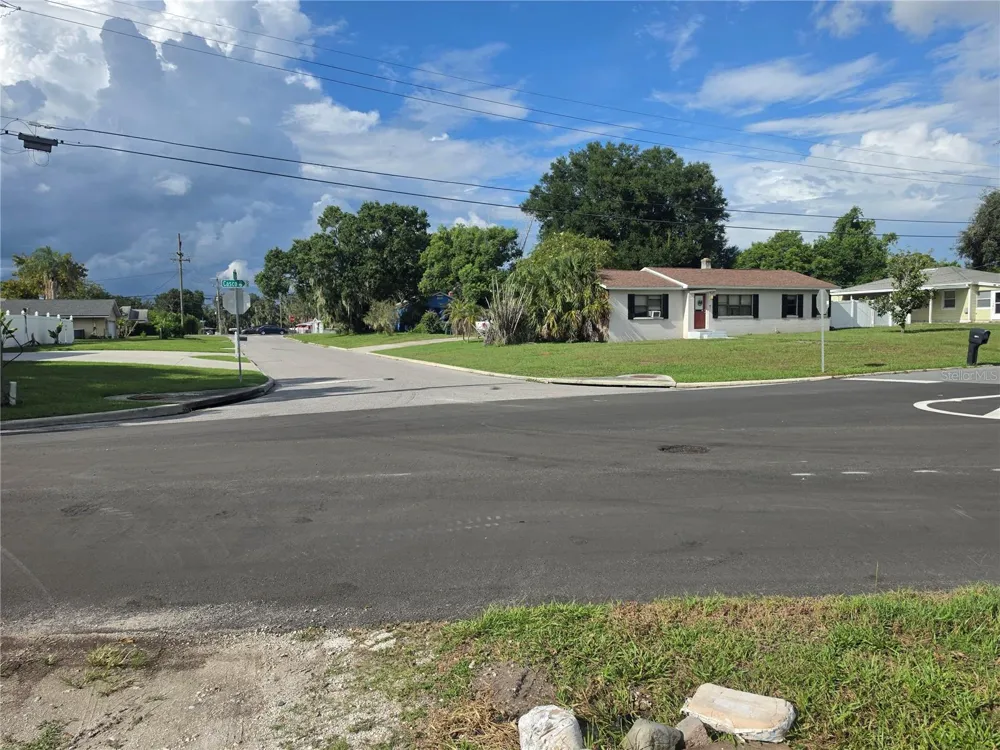 201 LAKE BONNY DRIVE E Lakeland, FL 33801