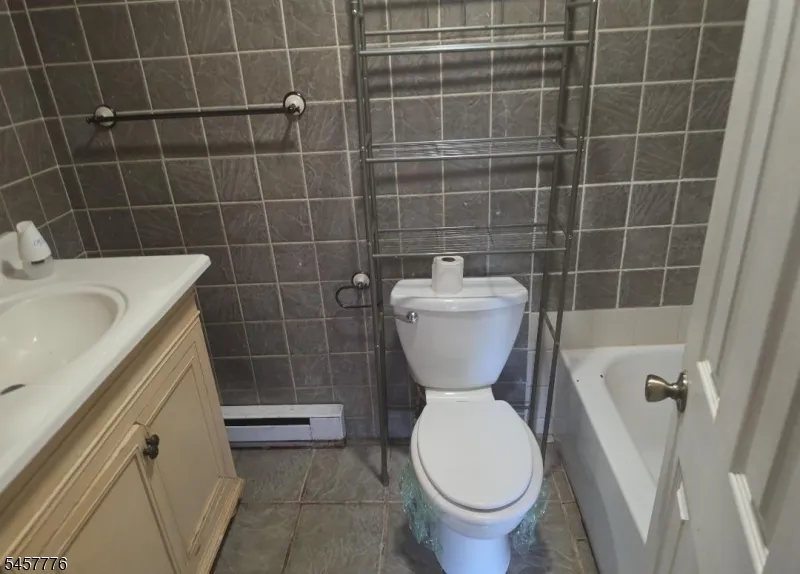 7 Jeanette Ln Holland, NJ 08848