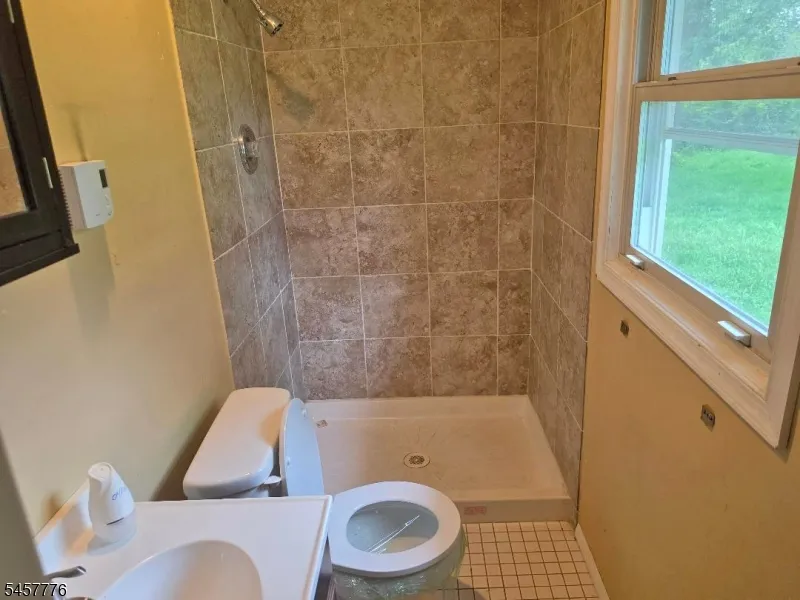 7 Jeanette Ln Holland, NJ 08848