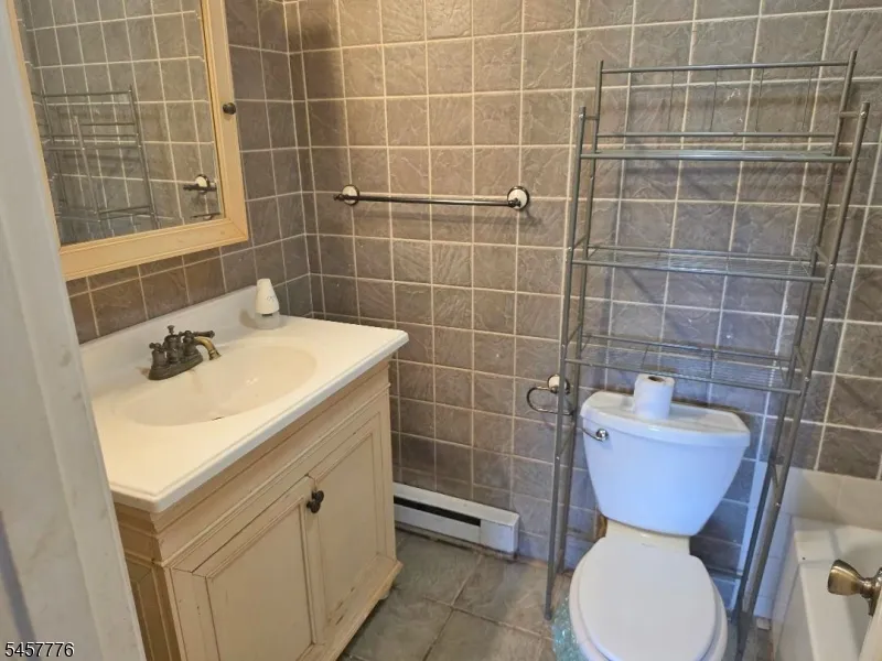 7 Jeanette Ln Holland, NJ 08848