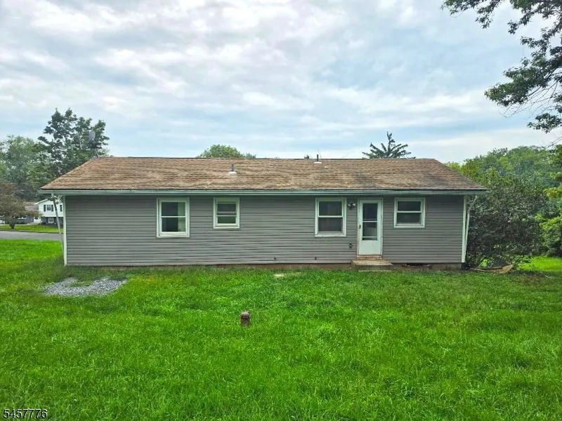 7 Jeanette Ln Holland, NJ 08848