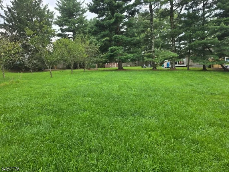 7 Jeanette Ln Holland, NJ 08848