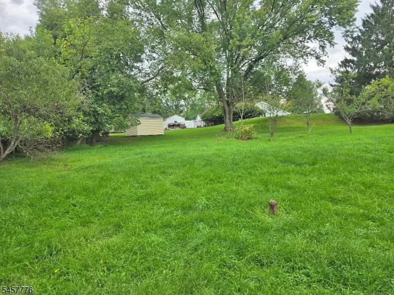 7 Jeanette Ln Holland, NJ 08848