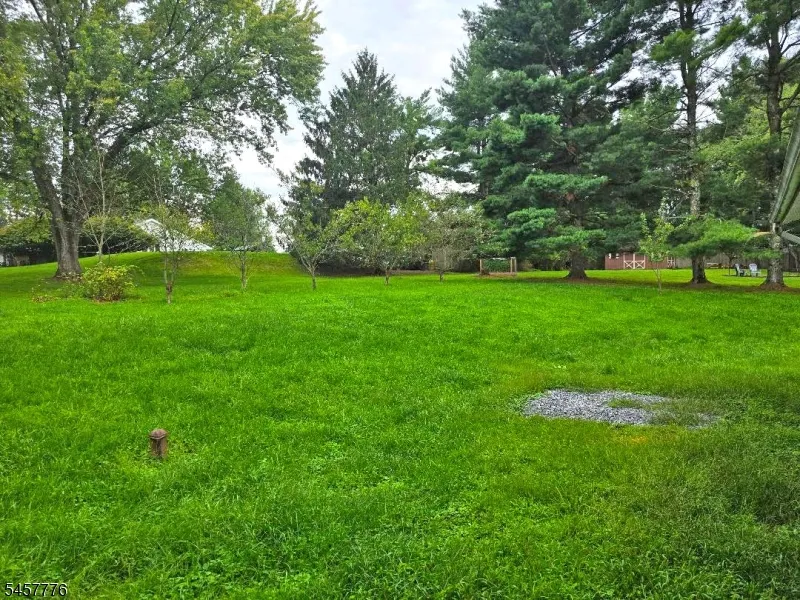 7 Jeanette Ln Holland, NJ 08848