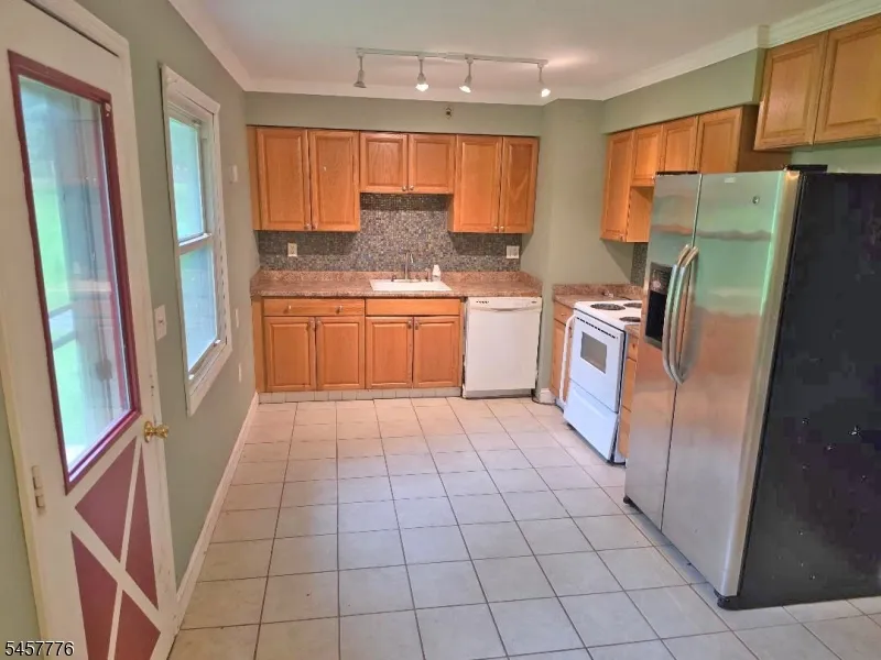 7 Jeanette Ln Holland, NJ 08848