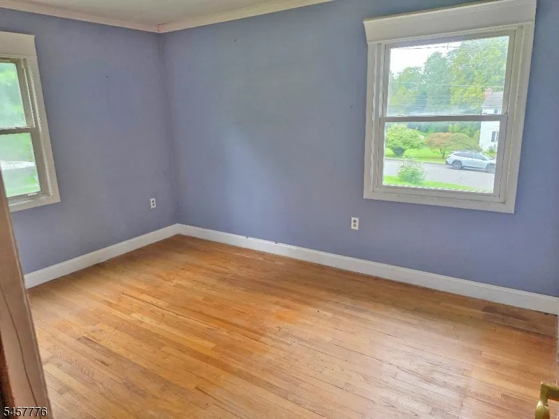 7 Jeanette Ln Holland, NJ 08848