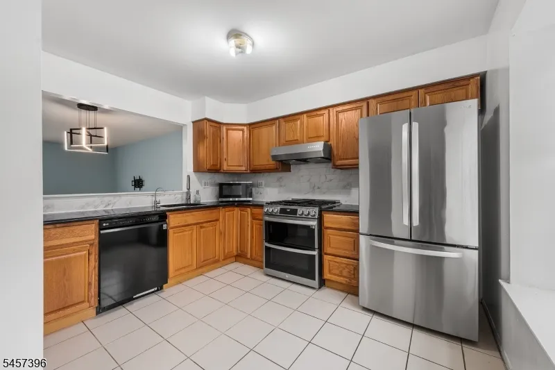 11 Canterbury Cir Franklin, NJ 08873