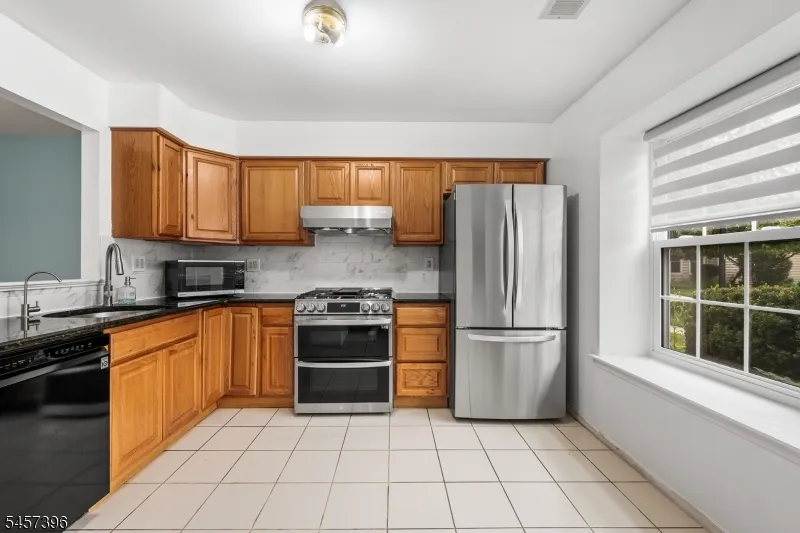 11 Canterbury Cir Franklin, NJ 08873