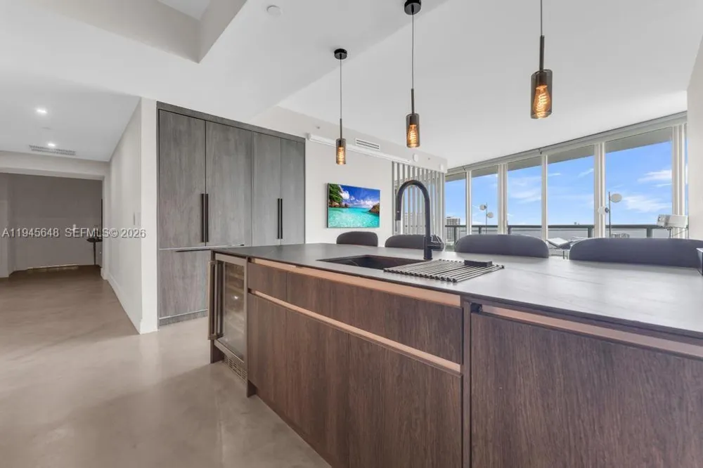 888 Biscayne Blvd #2409 Miami, FL 33132