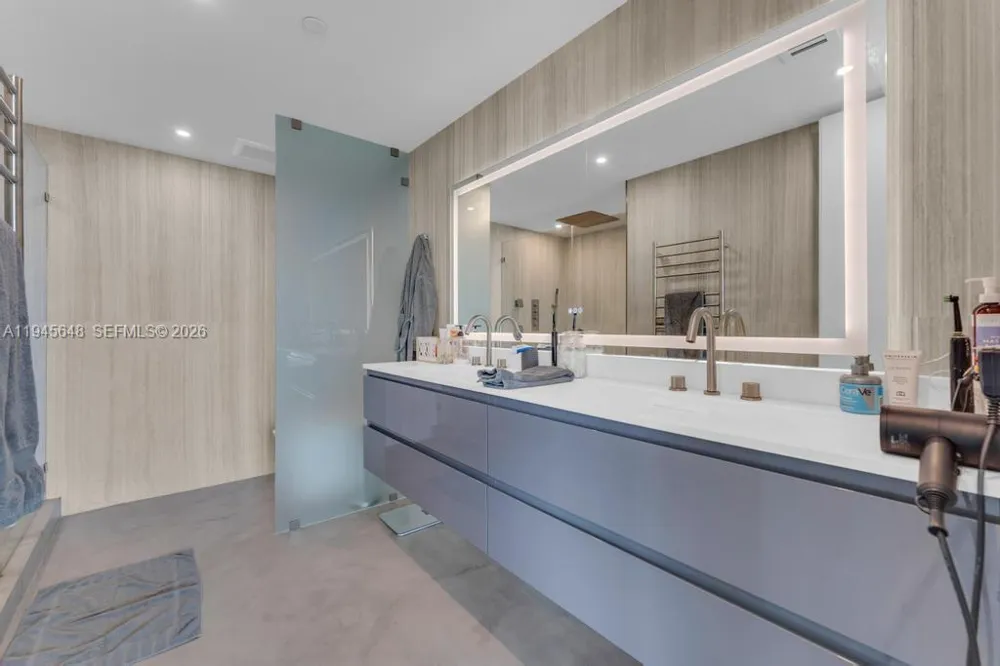 888 Biscayne Blvd #2409 Miami, FL 33132