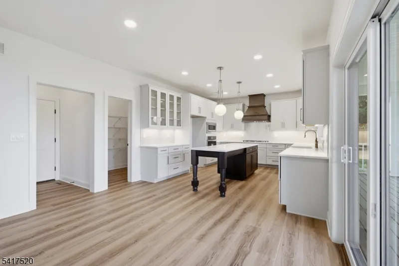 6 Spring Ct Lopatcong, NJ 08865