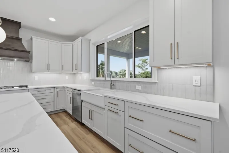 6 Spring Ct Lopatcong, NJ 08865
