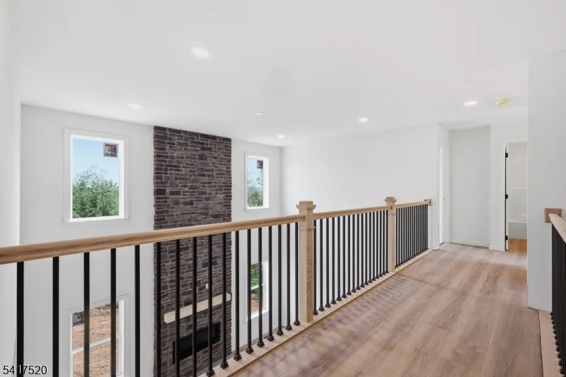 6 Spring Ct Lopatcong, NJ 08865