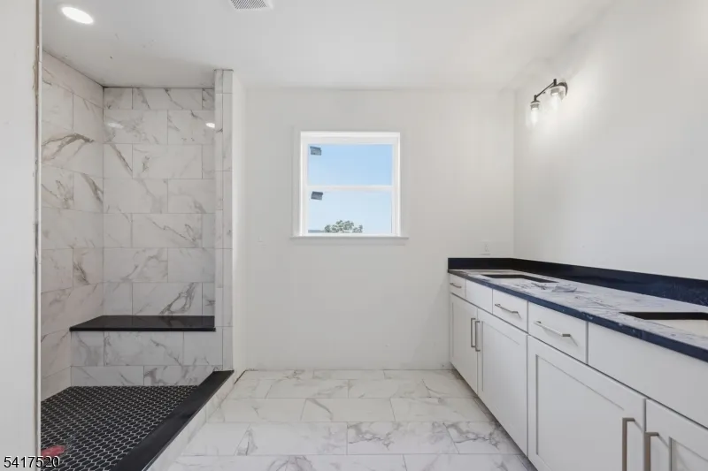 6 Spring Ct Lopatcong, NJ 08865