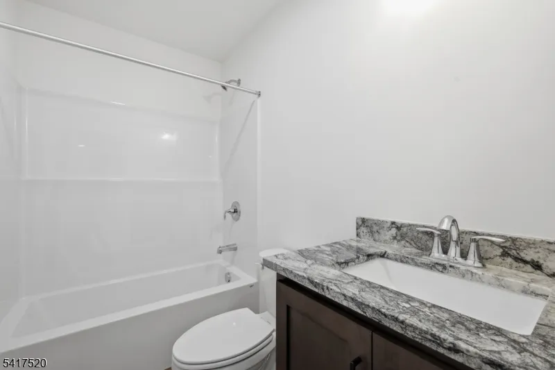 6 Spring Ct Lopatcong, NJ 08865