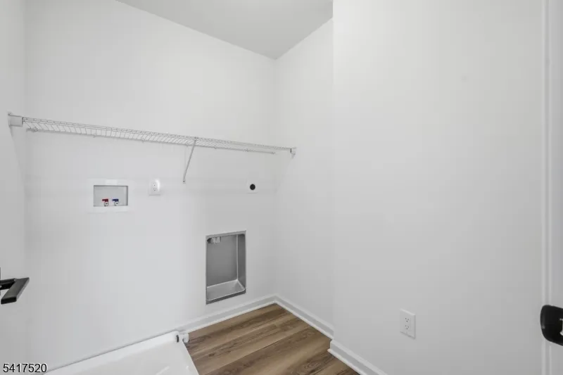 6 Spring Ct Lopatcong, NJ 08865