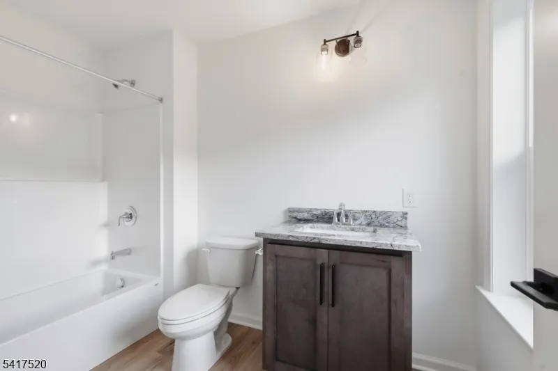 6 Spring Ct Lopatcong, NJ 08865