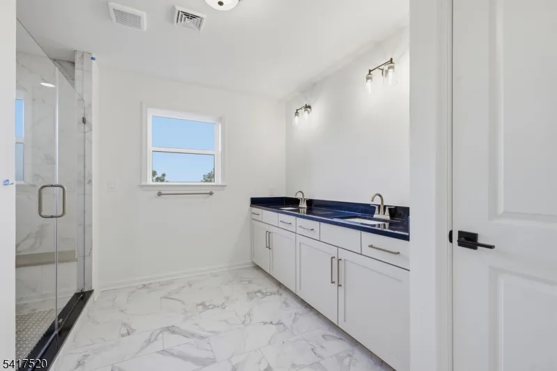 6 Spring Ct Lopatcong, NJ 08865