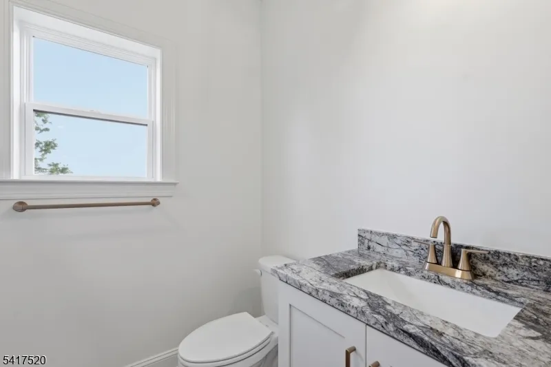 6 Spring Ct Lopatcong, NJ 08865