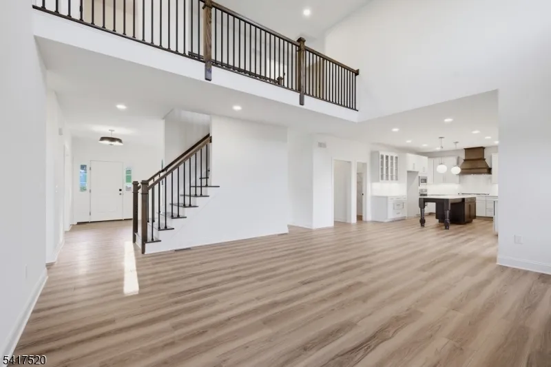 6 Spring Ct Lopatcong, NJ 08865