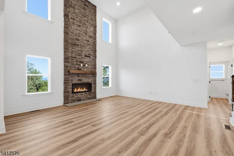 6 Spring Ct Lopatcong, NJ 08865