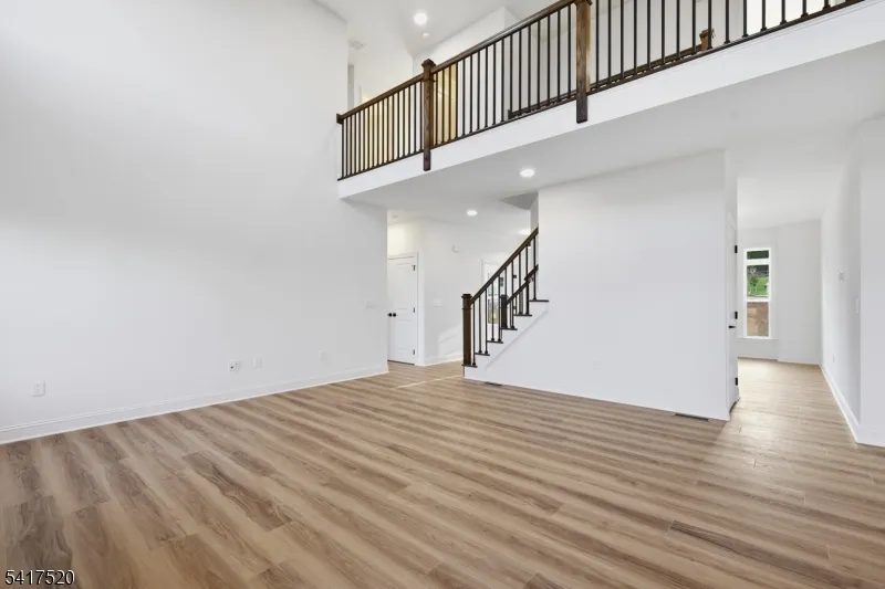 6 Spring Ct Lopatcong, NJ 08865