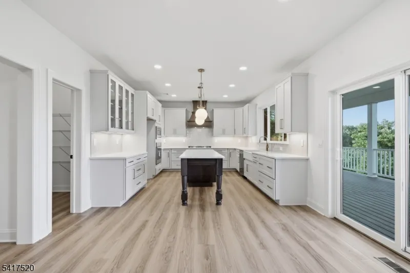 6 Spring Ct Lopatcong, NJ 08865