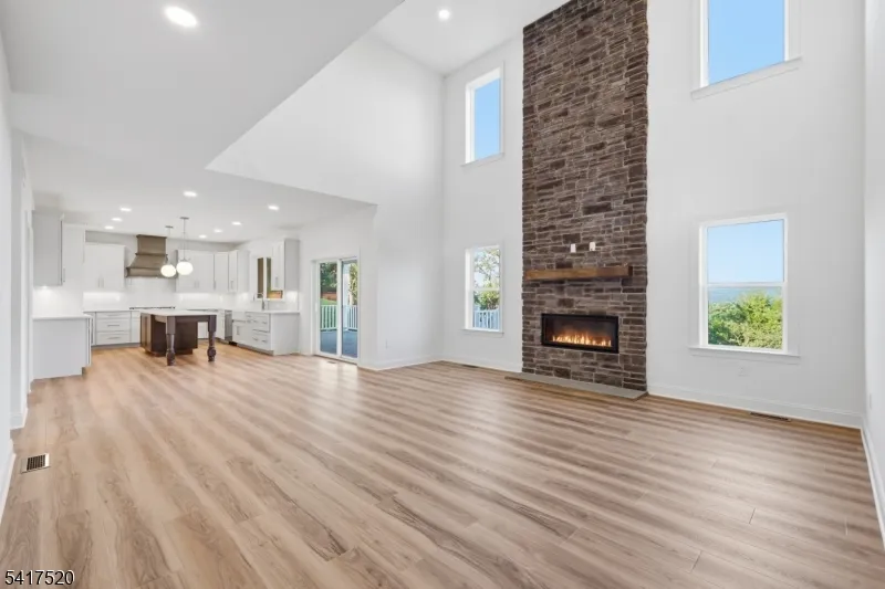 6 Spring Ct Lopatcong, NJ 08865