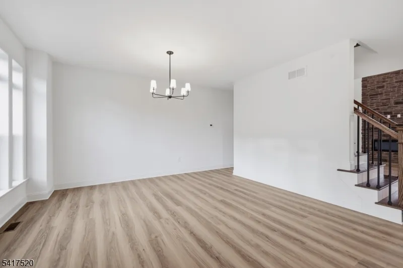 6 Spring Ct Lopatcong, NJ 08865