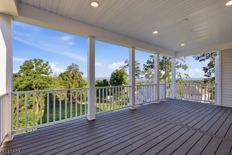 6 Spring Ct Lopatcong, NJ 08865