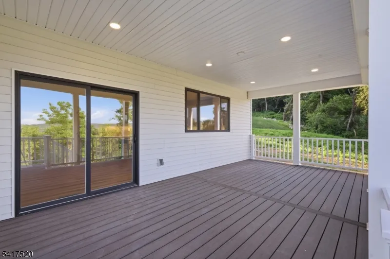 6 Spring Ct Lopatcong, NJ 08865
