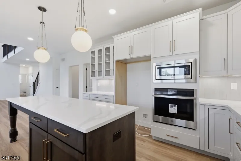6 Spring Ct Lopatcong, NJ 08865