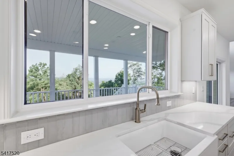 6 Spring Ct Lopatcong, NJ 08865