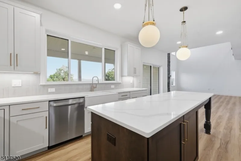6 Spring Ct Lopatcong, NJ 08865