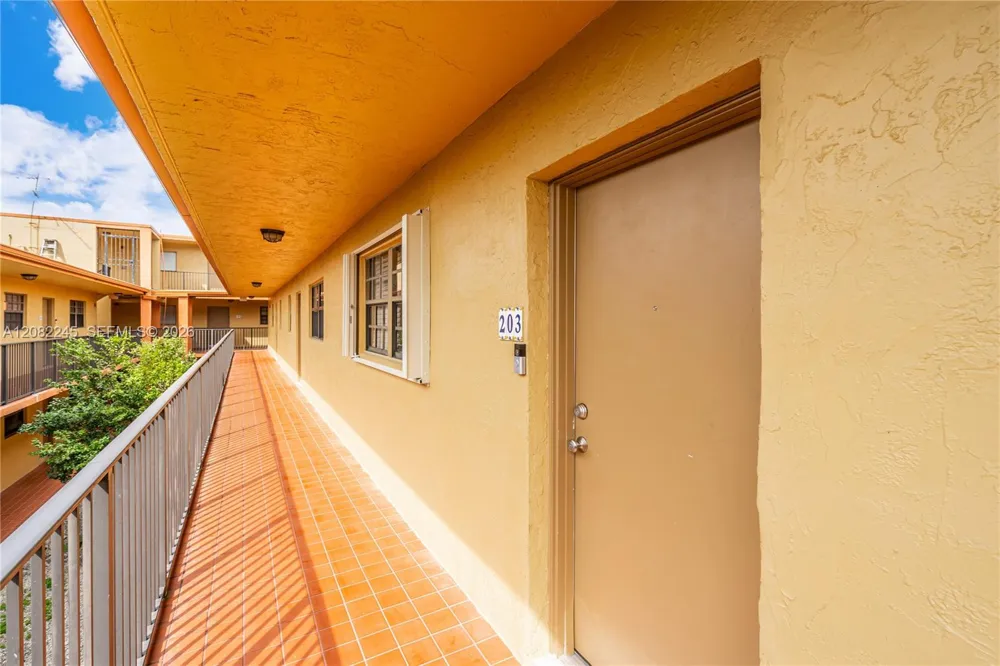 329 W 68th St #203 Hialeah, FL 33014