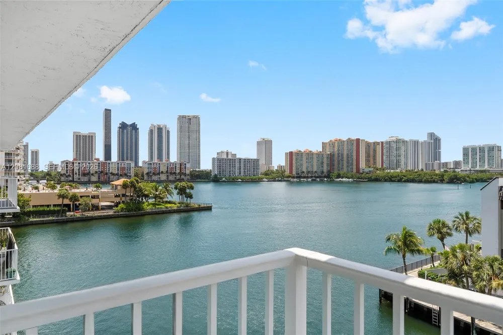 4000 NE 169th St #607 PLUS 30 FT DOCK North Miami Beach, FL 33160
