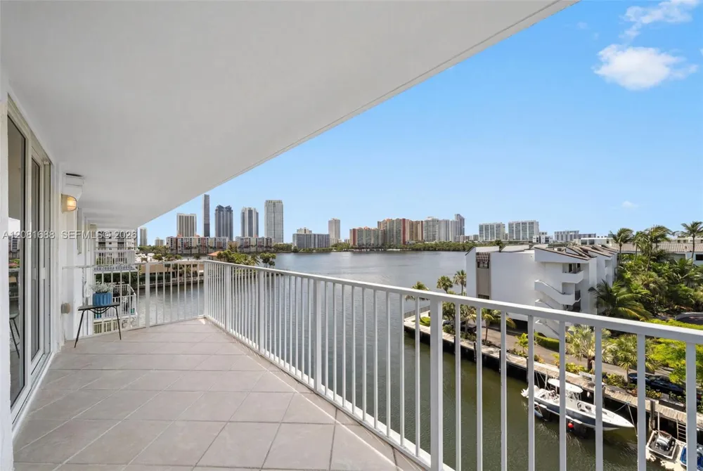 4000 NE 169th St #607 PLUS 30 FT DOCK North Miami Beach, FL 33160