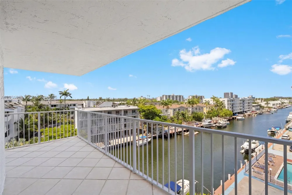4000 NE 169th St #607 PLUS 30 FT DOCK North Miami Beach, FL 33160