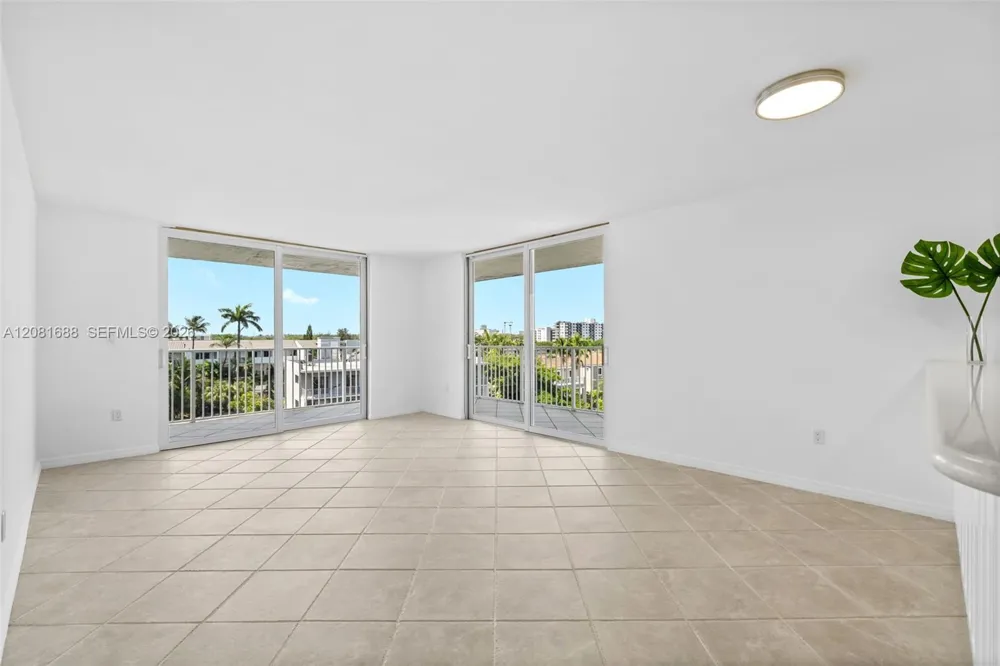 4000 NE 169th St #607 PLUS 30 FT DOCK North Miami Beach, FL 33160