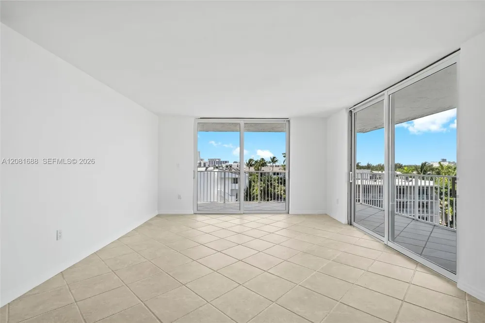 4000 NE 169th St #607 PLUS 30 FT DOCK North Miami Beach, FL 33160
