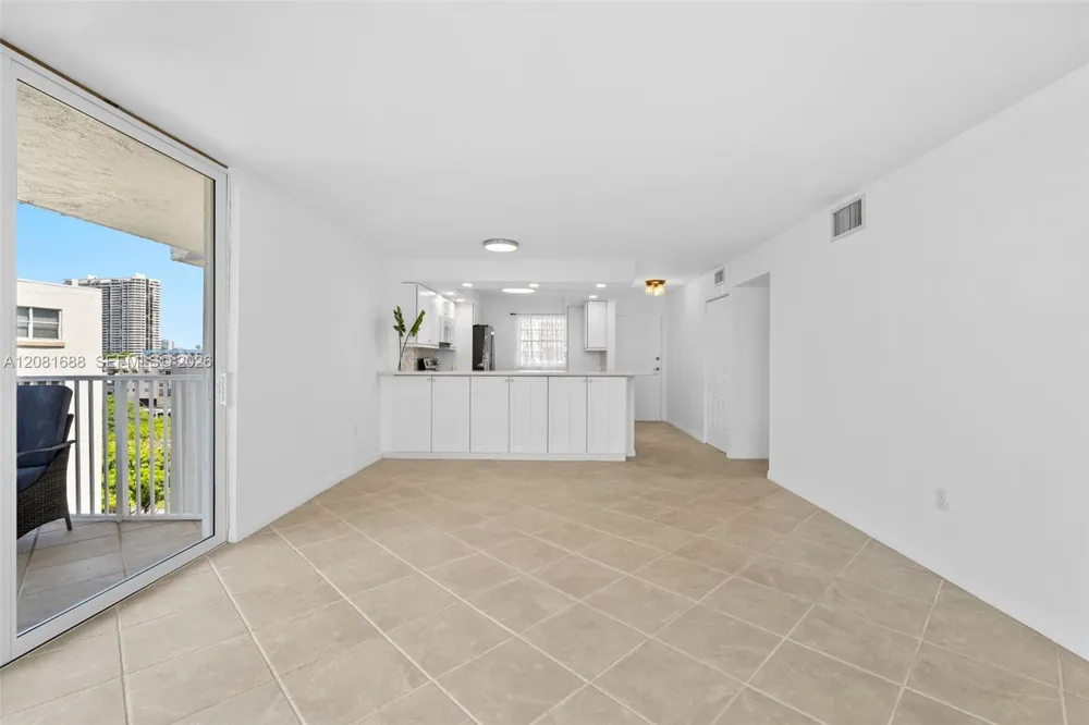 4000 NE 169th St #607 PLUS 30 FT DOCK North Miami Beach, FL 33160